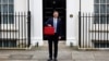 Menteri Keuangan Inggris Jeremy Hunt memegang kotak anggaran di Downing Street, London, Inggris, 15 Maret 2023. (REUTERS/Peter Nicholls)