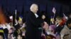 Presiden AS Joe Biden berdiri di tengah anak-anak yang bersorak dengan mengibarkan bendera AS, Polandia, dan Ukraina setelah menyampaikan pidato di depan Royal Warsaw Castle Gardens di Warsawa, Polandia pada 21 Februari 2023. (Foto: AFP)
