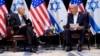 Presiden Joe Biden dan Perdana Menteri Israel Benjamin Netanyahu berpartisipasi dalam pertemuan bilateral yang diperluas dengan pejabat pemerintah Israel dan AS, Rabu, 18 Oktober 2023, di Tel Aviv. (Foto: AP/Evan Vucci)