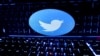 Foto ilustrasi yang menunjukkan keyboard komputer yang diletakkan di depan logo media sosial Twitter. Foto diambil pada 21 Februari 2023. (Foto: Reuters/Dado Ruvic)