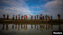 ဘင်္ဂလားဒေ့ရှ်နိုင်ငံ ကော့ဇ်ဘဇားဒေသအနီး လယ်ကွင်းတွေထဲ မြန်မာဘက် ထွက်ပြေးလာတဲ့ ရိုဟင်ဂျာဒုက္ခသည်များကို တွေ့ရစဉ် (နိုင်ဝင်ဘာ ၂၊ ၂၀၁၇)