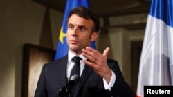 O Presidente francês Emmanuel Macron faz uma declaração durante a Conferência de Segurança de Munique, 17 de Fevereiro de 2023. 