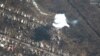 Gambar satelit yang disediakan oleh Maxar Technologies ini menunjukkan asap dari persenjataan yang baru saja dijatuhkan di selatan Bakhmut, Ukraina, Senin, 6 Maret 2023. (Gambar satelit ©2023 Maxar Technologies via AP)