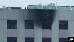 সংযুক্ত আরব আমিরাতের দুবাইয়ে একটি অ্যাপার্টমেন্ট ভবনে অগ্নিকাণ্ডের পর পোড়া চিহ্ন দেখা যাচ্ছে; ১৬ এপ্রিল ২০২৩।