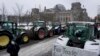 FILE - Traktor diparkir saat protes petani di dekat gedung Reichstag, gedung Parlemen Federal Jerman, Bundestag, di Berlin, Jerman, Selasa, 9 Februari 2021. (AP/Michael Sohn)