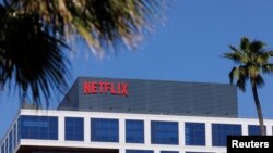 FILE: Logo Netflix di salah satu gedung di Hollywood, Los Angeles, California, AS, 12 Juli 2023. (REUTERS/Mike Blake)