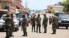 Foto sebagai ilustrasi: Sejumlah tentara Nigeria berjadi dekat Gereja St. Francis, menyusul serangan kelompok bersenjata pada gereja yang terletak di Owo, Ondo, Nigeria, pada 6 Juni 2022. (Foto: Reuters/Temilade Adelaja)