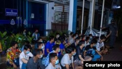 မလေးရှားမှာ ဖမ်းဆီးခံရတဲ့ တရားမဝင် မြန်မာရွှေ့ပြောင်းအလုပ်သမားများ (ဓါတ်ပုံ - Malaysia Immigration)
