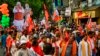 ভারতের ক্ষমতাসীন ভারতীয় জনতা পার্টির (বিজেপি) সমর্থকরা ভারতের কলকাতায় পশ্চিমবঙ্গ রাজ্য নির্বাচনের তৃতীয় ধাপের আগে একটি নির্বাচনী সমাবেশে অংশগ্রহণ করছে। সোমবার, ৫ এপ্রিল, ২০২১। (এপি ছবি/বিকাশ দাস)