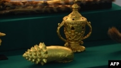 Une vue générale des objets retournés par le British Museum et le Victoria and Albert Museum (V&A) pour un prêt de trois ans au Manhyia Palace Museum à Kumasi, au Ghana, le 1er mai 2024. (Photo par Nipah Dennis / AFP)