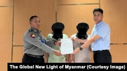 အင်တာနက်အွန်လိုင်းကနေ လိမ်လည်မှုတွေမှာ ပါဝင်ပတ်သက်နေတယ်လို့ သံသယရှိရတဲ့သူ တရုတ်နိုင်ငံသား (၂)ဦးကို ရန်ကုန်နိုင်ငံတကာလေဆိပ်မှာ တရုတ်တာဝန်ရှိသူတွေထံ လွှဲပြောင်းနေစဉ်