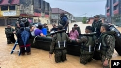Tentara mengevakuasi penduduk kota Chaah di Segamat, negara bagian Johor selatan, Malaysia, 1 Maret 2023. (Foto: via AP)