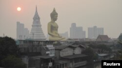 Patung Buddha raksasa di kuil Wat Paknam Phasi Charoen terlihat di tengah polusi udara di Bangkok, Thailand, 2 Februari 2023. (Foto: REUTERS/Chalinee Thirasupa)
