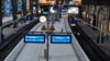 Layar elektronik memberitahukan bahwa 'tidak ada kereta yang beroperasi, karena aksi mogok kerja' di stasiun kereta api utama Hamburg, Jerman, 27 Maret 2023. (REUTERS/Fabian Bimmer)