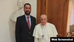 Російський старообрядець Леонід Севастьянов під час зустрічі з Папою Римським у Ватикані.