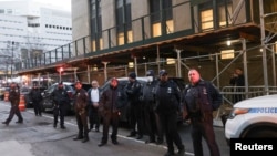 Polisi berjaga di depan Pengadilan Pidana Manhattan setelah mantan Presiden Donald Trump didakwa oleh dewan juri Manhattan terkait uang bungkam yang dibayarkan kepada Stormy Daniels, di New York, 30 Maret 2023. 