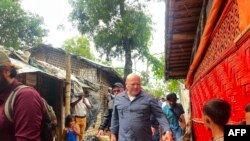উখিয়ার কুতুপালং রোহিঙ্গা উদ্বাস্তু শিবির পরিদর্শন করছেন আন্তর্জাতিক ফৌজদারি আদালতের প্রসিকিউটর করিম এএ খান; ৬ জুলাই ২০২৩। 