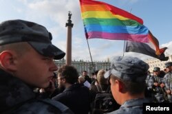 Aparat penegak hukum memblokir peserta unjuk rasa komunitas LGBT "X St.Petersburg Pride" di pusat Saint Petersburg, Rusia 3 Agustus 2019. (Foto: REUTERS/Anton Vaganov)