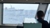 中国海警船在菲律宾近海的第二托马斯海滩（仁爱礁）海域阻拦菲律宾海岸警卫队巡逻船。（资料照， 2023年10月4日）