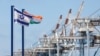 Bendera nasional Israel dan India berkibar di Pelabuhan Haifa, Israel, 24 Juli 2022. (Foto: REUTERS/Amir Cohen)