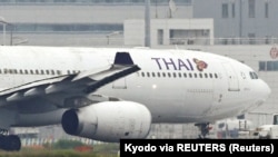 Pesawat Thai Airways di Bandara Haneda, di Tokyo, Jepang, 10 Juni 2023. (Foto: Kyodo via REUTERS)
