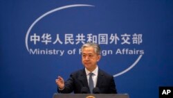 FILE - Juru Bicara Kementerian Luar Negeri China Wang Wenbin dalam konferensi pers reguler di Beijing, 9 Mei 2023. (AP/Mark Schiefelbein)
