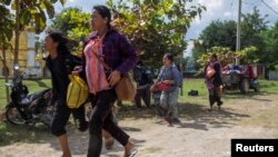 ယခင်မှတ်တမ်းရုပ်ပုံ | ကယားပြည်နယ် လွိုင်ကော်မြို့ကို တိုက်ခိုက်စဉ်အတွင်း ထွက်ပြေးတိမ်းရှောင်နေကြတဲ့ မြို့ခံများကို တွေ့ရစဉ် (နိုဝင်ဘာ ၁၄၊ ၂၀၂၃)