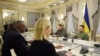 Tổng thống Ukraine Volodymyr Zelenzkyy (phải) họp với Bộ trưởng Quốc phòng Mỹ Lloyd Austin tại Kyiv ngày 20/11/2023. 