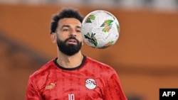 FILE - Penyerang Mesir #10 Mohamed Salah melakukan pemanasan menjelang pertandingan sepak bola grup B Piala Afrika (CAN) 2024 antara Mesir dan Ghana di Stadion Felix Houphouet-Boigny di Abidjan, 18 Januari 2024. (Issouf SANOGO / AFP)