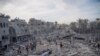 Người Palestine chứng kiến sự tàn phá từ các cuộc oanh kích của Israel vào Dải Gaza, ở Deir al Balah, ngày 22/11/2023.