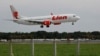 FILE - Pesawat Boeing 737-800 milik maskapai penerbangan Lion Air bersiap mendarat di bandara Sukarno-Hatta, Jakarta, 30 Januari 2013. (REUTERS/Enny Nugraheni)