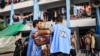 Para pekerja Badan Bantuan dan Pekerjaan PBB untuk Pengungsi Palestina (UNRWA) di taman bermain sekolah yang dikelola UNRWA yang diubah menjadi tempat penampungan bagi pengungsi Palestina di Khan Younis di Jalur Gaza selatan, 25 Oktober 2023 .(Foto: AFP)