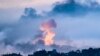Ảnh chụp từ phía biên giới của Israel với Dải Gaza cho thấy khói bốc lên phía trên các tòa nhà trong cuộc tấn công của Israel vào phần phía bắc Dải Gaza ngày 22/11/2023.