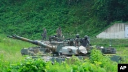 တောင်ကိုရီးယားစစ်သည်တွေ စစ်ရေးလေ့ကျင့်ဖို့ ပြင်ဆင်နေစဉ်။ (ဇူလိုင် ၂၇၊ ၂၀၂၂) 