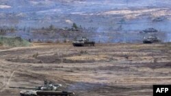 Відеокадр від російського Міністерства оборони показує російські та білоруські танки, лютий 2022 рік