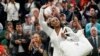Petenis AS Serena Williams melambai kepada penonton saat meninggalkan lapangan setelah kalah dalam pertandingan tunggal putri putaran pertama kejuaraan tenis grand slam Wimbledon di London, 28 Juni 2022. (foto: dok).