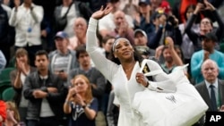 Petenis AS Serena Williams melambai kepada penonton saat meninggalkan lapangan setelah kalah dalam pertandingan tunggal putri putaran pertama kejuaraan tenis grand slam Wimbledon di London, 28 Juni 2022. (foto: dok).