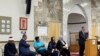 Waki Kota Albuquerque Tim Keller berbicara dalam acara doa lintas agama di Masjid Pusat Islam New Mexico untuk mengenang empat pria muslim yang terbunuh di Albuquerque, New Mexico. Acara tersebut digelar pada 9 Agustus 2022. (Foto: Reuters/Andrew Hay)