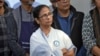 পশ্চিমবঙ্গের মুখ্যমন্ত্রী মমতা বন্দ্যোপাধ্যায় নাগরিকত্ব বিরোধী আইন ব্যাজ পরে ভারতের কলকাতায় নাগরিকত্ব বিরোধী আইনের বিরুদ্ধে একটি প্রতিবাদে অংশ নিচ্ছেন৷ ২৪ জানুয়ারি ২০২০। 