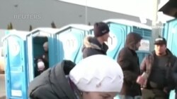 Біженка з України на польському кордоні грає “We Are the Champions”. Відео