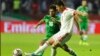 Voria Ghafouri, kanan, yang saat itu menjadi pemain timnas Iran, bertarung memperebutkan bola dalam pertandingan sepak bola Piala Asia AFC di Stadion Al Maktoum di Dubai, Uni Emirat Arab, 16 Januari 2019. (Foto: AP)