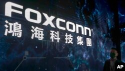 资料图片：富士康标志出现在2022年10月18日在台湾台北举行的鸿海科技日上。