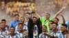 Lionel Messi dari Argentina mengangkat trofi Piala Dunia bersama rekan satu timnya saat mereka merayakan kemenangan melawan Prancis dalam Final Piala Dunia di Stadion Lusail, Lusail, Qatar, 18 Desember 2022. (REUTERS/Carl Recine)