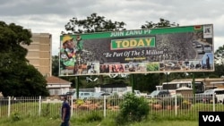 Arquivo - Imagem de outdoor mostrando o Presidente do Zimbabwe Emmerson Mnangagwa numa promoção ao seu partido Zanu-PF, apelando os cidadãos a juntarem-se ao partido. 