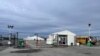 ARCHIVO - La puerta del refugio para migrantes está cerrada en Floyd Bennett Field, el miércoles 4 de diciembre de 2024 en Nueva York.