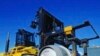 Sebuah forklift tampak mengangkat tabung berisi gas uranium hexafluoride untuk diinjeksikan pada mesin sentrifugal di salah satu fasilitas nuklir Iran di Fordo, di dekat Kota Qom, Iran, pada 6 November 2019. (Foto: Organisasi Energi Atom Iran via AP)