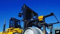 Sebuah forklift tampak mengangkat tabung berisi gas uranium hexafluoride untuk diinjeksikan pada mesin sentrifugal di salah satu fasilitas nuklir Iran di Fordo, di dekat Kota Qom, Iran, pada 6 November 2019. (Foto: Organisasi Energi Atom Iran via AP)