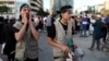 Un joven palestino lleva una caja de donaciones para recaudar dinero para apoyar a los palestinos en Gaza, durante una campaña organizada por Hamás, después de las oraciones de Eid al-Adha frente a la mezquita Al-Amin en el centro de Beirut, Líbano, el 16 de junio de 2024.
