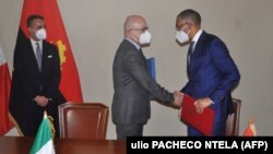 Ministro italiano da Transição Ecológica, Roberto Cingolan, e Ministro angolano dos Recursos Minerais, Petróleo e Gás, Diamantino Azevedo, na assinatura do acordo de cooperação energética . À esq. Ministro italiano dos Negócios Estrangeiros, Luigi Di Maio 