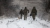 Sejumlah tentara Ukraina berjalan menyusuri sebuah area di Bakhmut, Donetsk, pada 13 Desember 2023, di tengah invasi Rusia terhadap Ukraina. (Foto: AFP/Anatolii Stepanov)